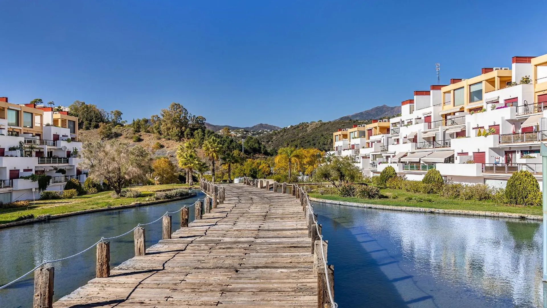 Rentitspain Charming Apartment: Parque Botanico Resort & Country Club Estepona Apartment